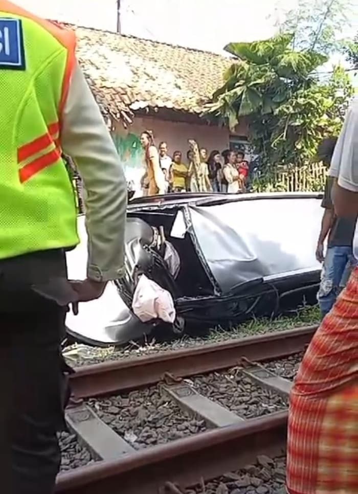 Perlintasan Kereta Api Kp Pasir Pulo Tanpa Palang Pintu, Mobil BRV Jadi Korban Terseret Sejauh 30 Meter
