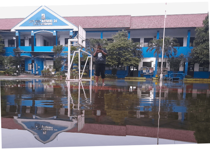 Tergenang Banjir, Murid SMPN 24 Kota Tangerang Terpaksa Belajar di Rumah