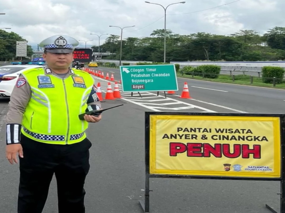 Kapolda Banten Lakukan One Way Arah Anyer-Jakarta untuk Mengurai Kepadatan Arus Balik Wisatawan