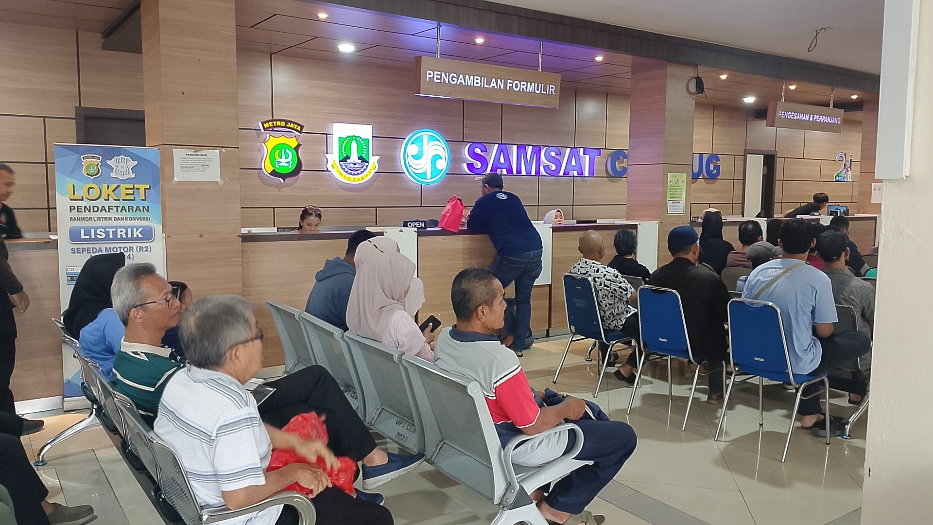 Program Pemutihan Pajak Kendaraan Diserbu Warga, Sistem Samsat se-Banten Error