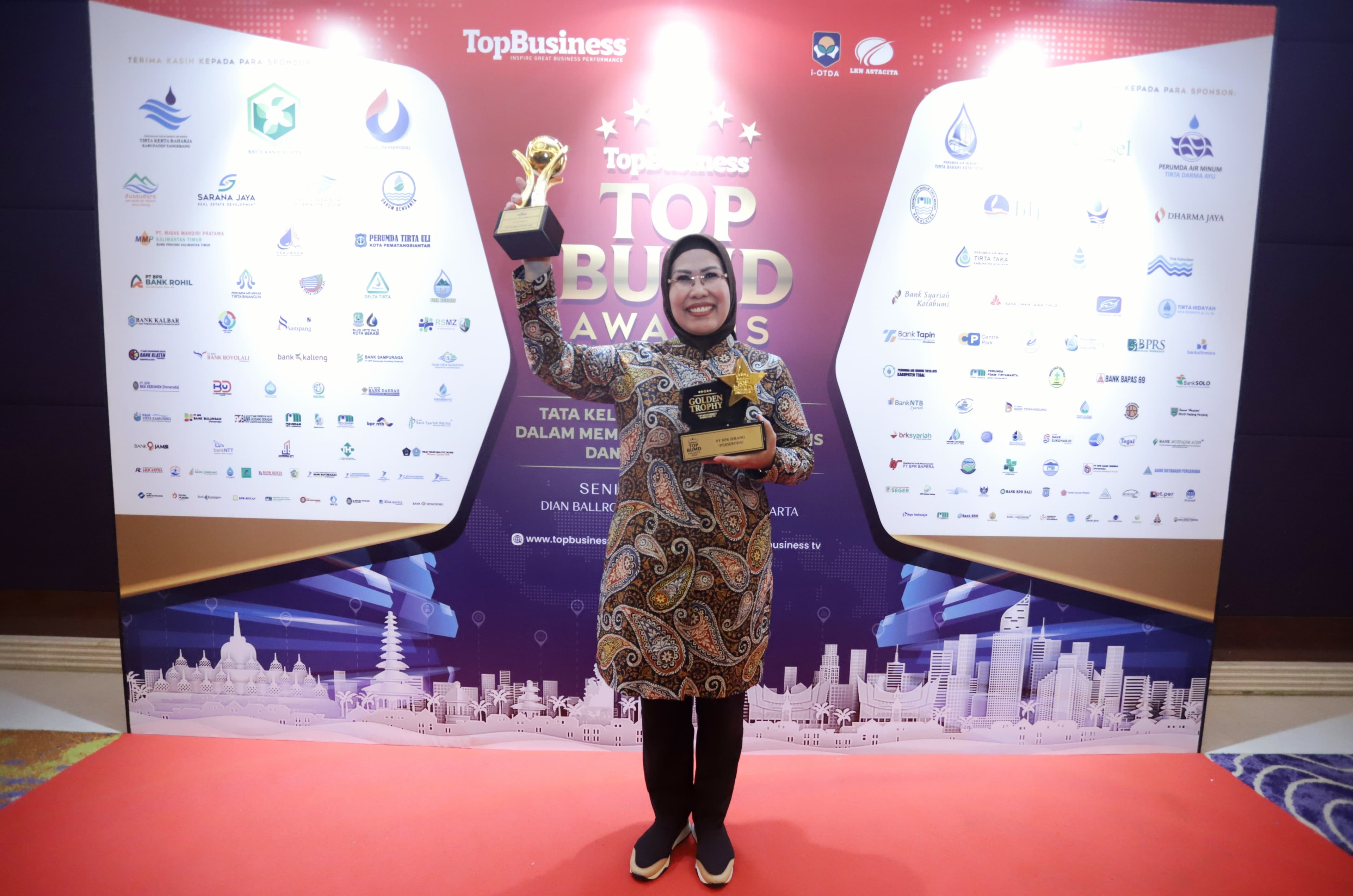 Ratu Tatu Raih Penghargaan Top Pembina BUMD Tujuh Kali Berturut-turut