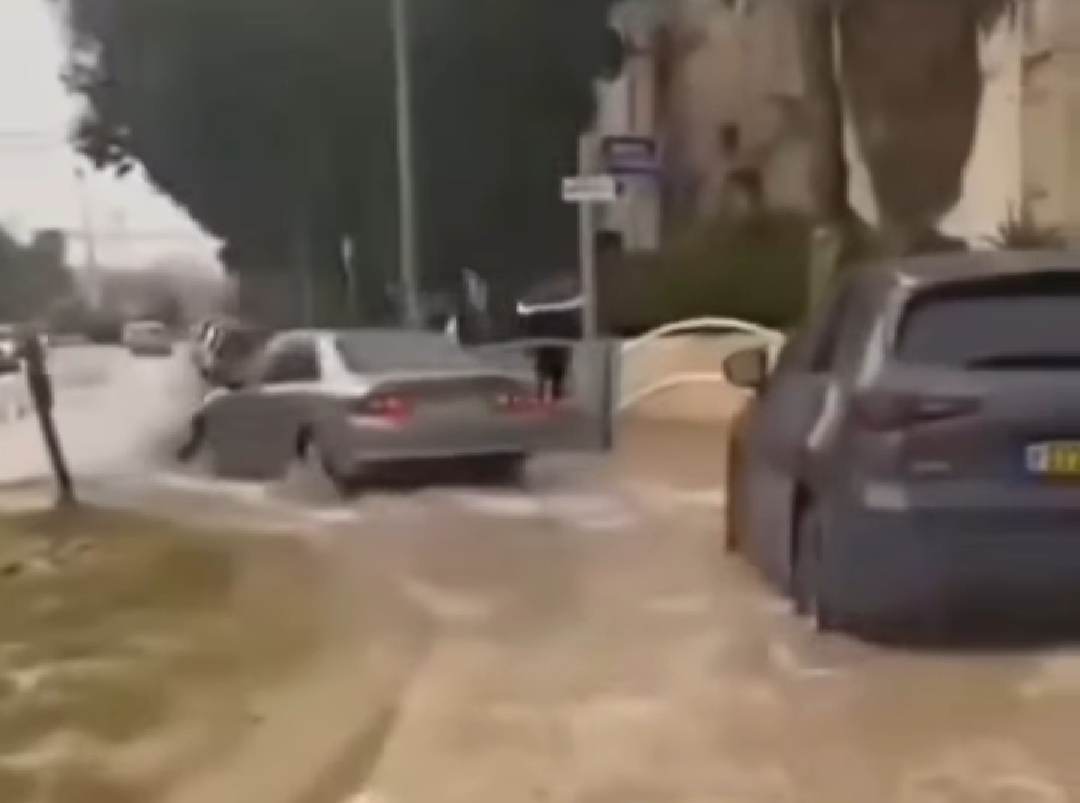 Hujan Deras Terjang Mekah, Jalan Terendam Petir Menghantam Kota Suci Jamaah Panik