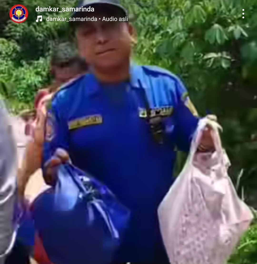 Viral! Damkar Antar Ibu Pulang ke Rumah Orang Tua Usai Ribut dengan Suami