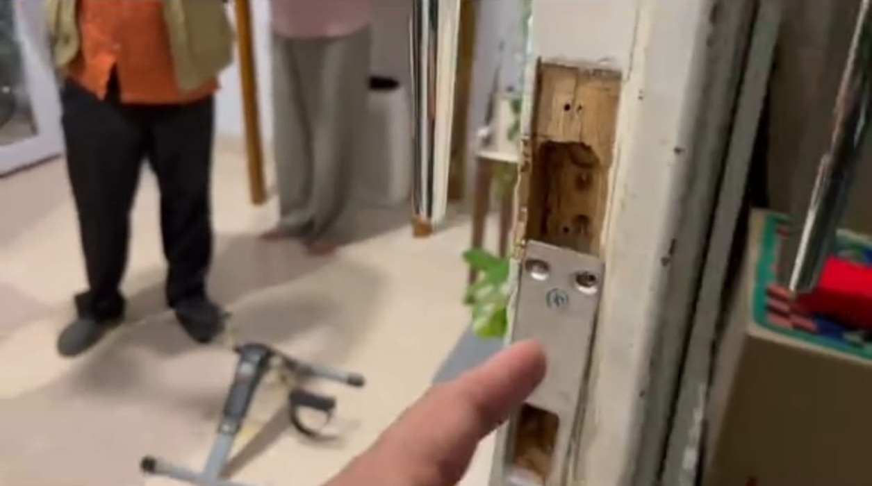 Ini Alasan Polda Banten Jemput Paksa, Dobrak dan Jebol Pintu Kediaman Charlie Chandra