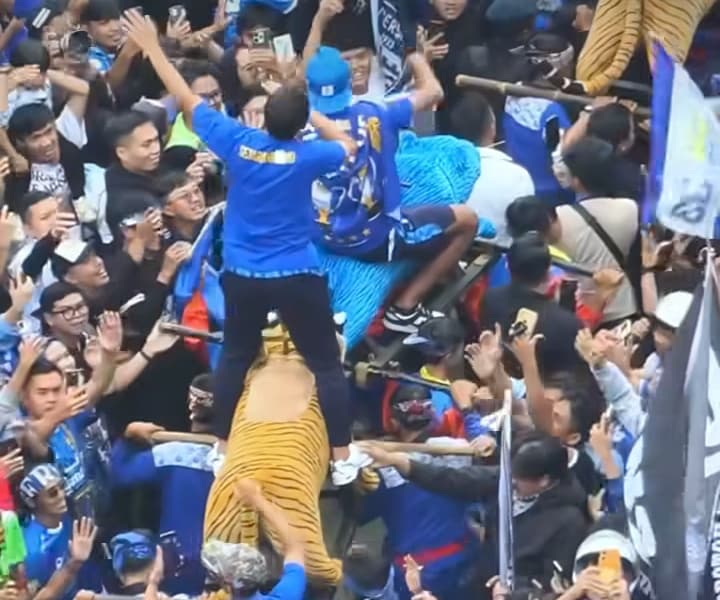 Lautan Bobotoh Banjiri Bandung, Pawai Juara Persib Berlangsung Meriah dan Tertib
