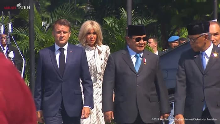 Prabowo Sambut Hangat Presiden Prancis Emmanuel Macron di Istana Merdeka