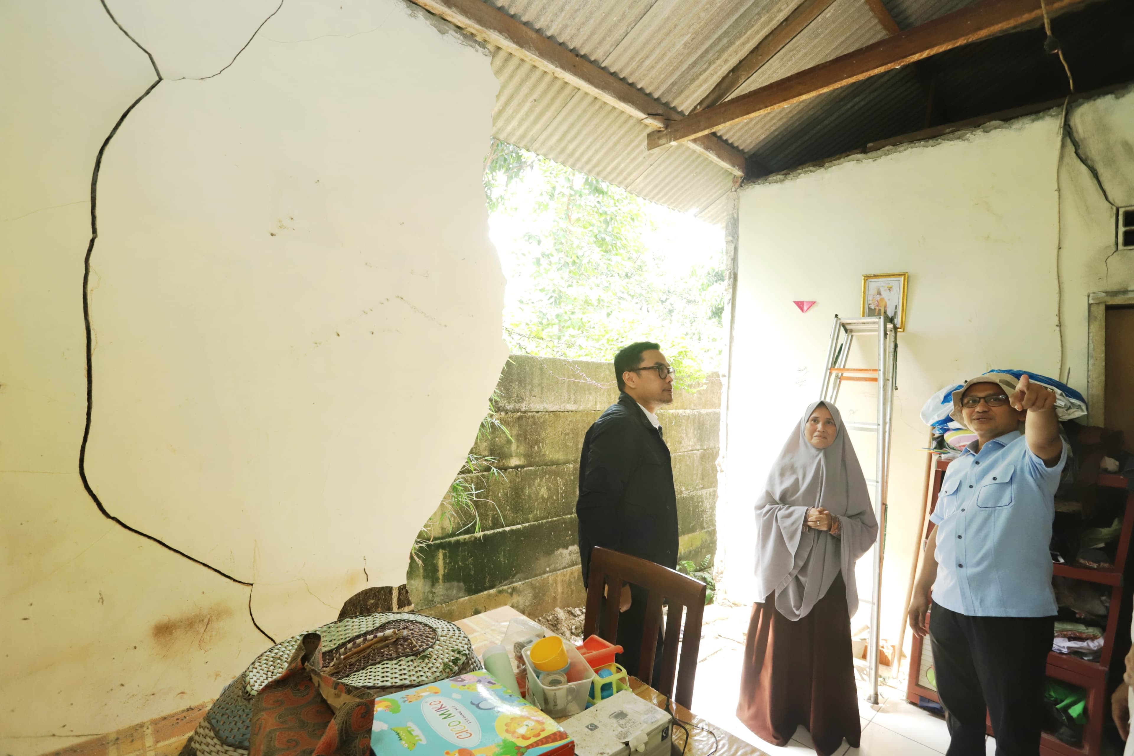 Rumah Warga Jebol, Wakil Wali Kota Tangsel Langsung Tuntaskan Solusi Perbaikan