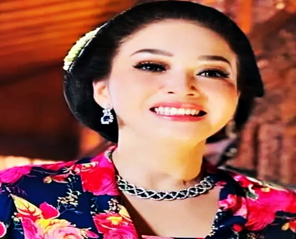 EKSKLUSIF! Kalung 'Royal Blue' Maia Estianty di Siraman Al Ghazali Senilai Rp 10 Miliar, Mirip Cincin Putri Diana!