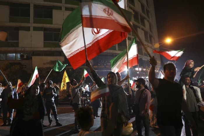 Rakyat Iran Tumpah Ruah di Jalan, Rayakan Gencatan Senjata dan Klaim Kemenangan atas Israel