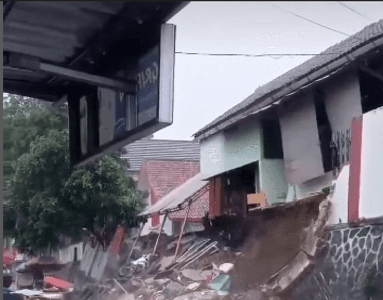 Tembok Penahan Tanah SDN 3 Pandeglang Roboh Diterjang Hujan Deras, Akses Jalan Tertutup Reruntuhan