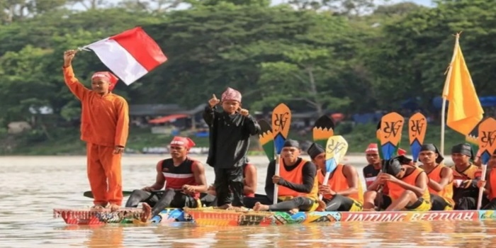 Pantas Dapat Beasiswa dari Kemendikbud! Ternyata Dhika 'Aura Farming' yang Joget di Atas Sampan Bukan Anak Kecil Seperti Lainnya