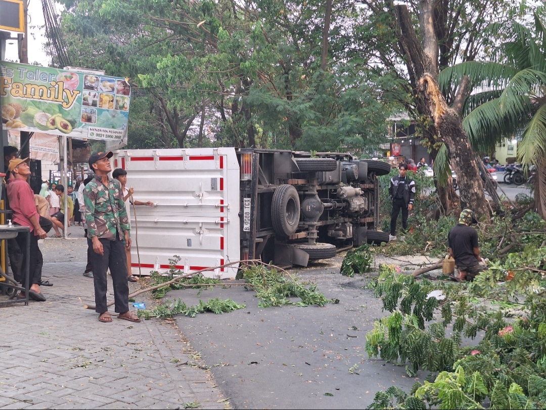 Hantam Pohon, Truk Pengangkut Paket, Terguling Melintang di Irigasi Gondrong