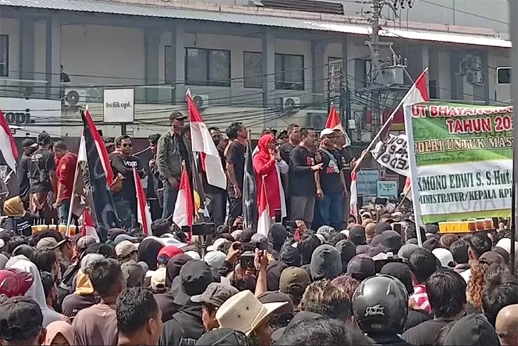 Demo Ricuh! Bupati Pati Sudewo Turun Langsung dan Minta Maaf Usai Polisi Tembak Gas Air Mata
