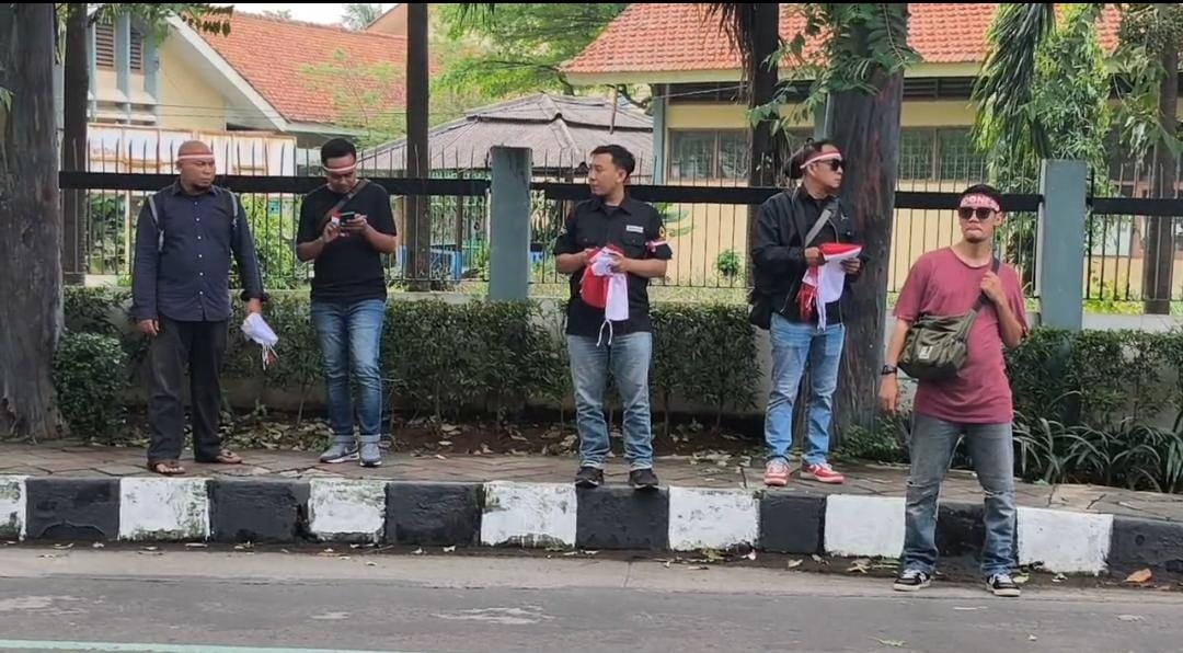 IJTI Kota Tangerang Bagikan Ratusan Bendera Merah Putih Sambut HUT ke-80 RI