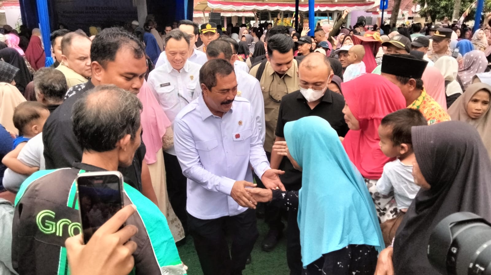 Meriahkan HUT RI, Menteri Imipas Bagikan 5 Ribu Paket Sembako di Kabupaten Tangerang