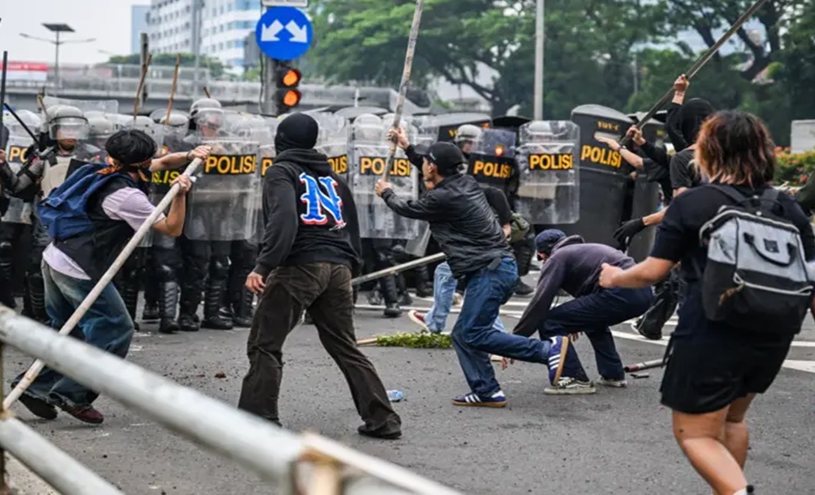 Ratusan Anak Ditahan Usai Demo DPR, Orang Tua Geruduk Polda Metro Jaya Minta Pembebasan