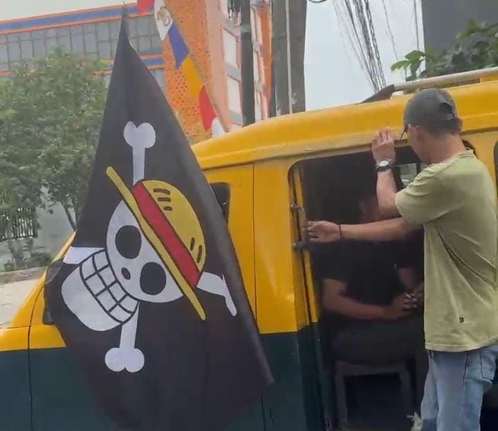 Ratusan Demonstran 25 Agustus Bergerak dari Tangerang Menuju Senayan, Kibarkan Bendera One Piece Sepanjang Jalan