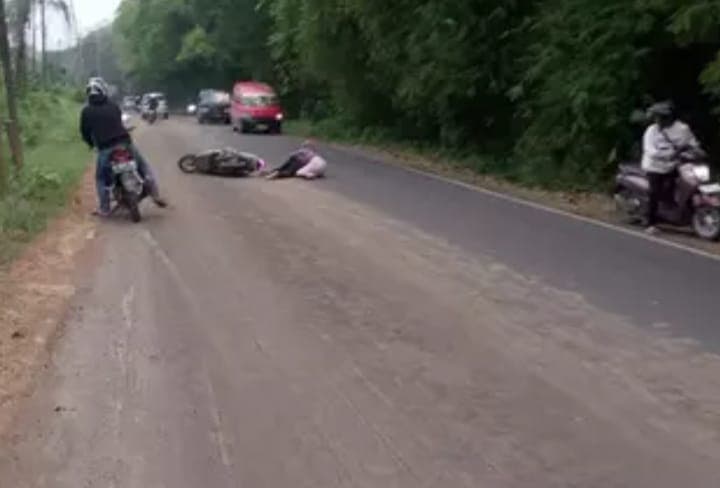 Akibat Ceceran Tanah Ulah Penambang Galian C, Puluhan Pemotor Mengalami Kecelakaan, Pihak Terkait Diminta Tegas