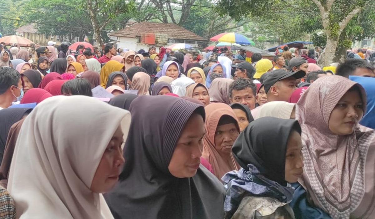 Usai Insiden Ibu Melahirkan Saat Antri Bansos, Wabup Pandeglang Akan Evaluasi Penyaluran Bansos di Cibaliung