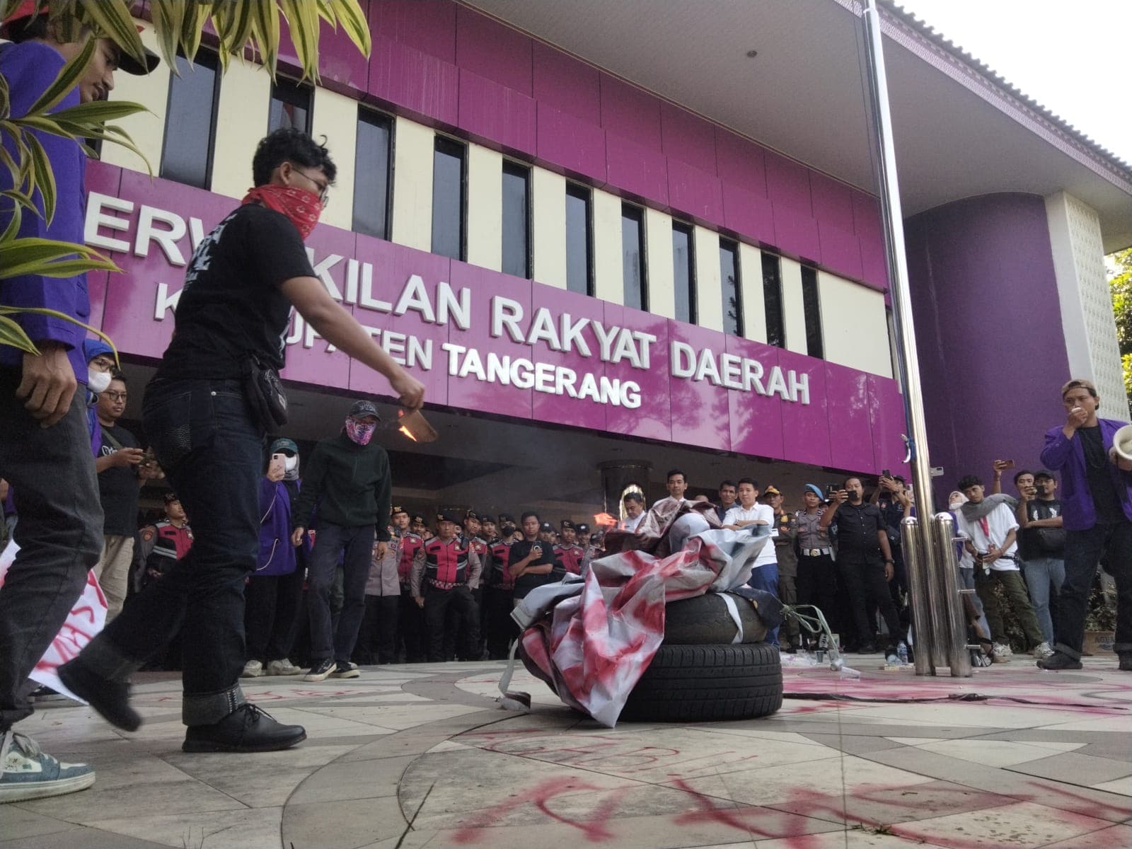 Tunjangan DPRD Masih Jadi Polemik, Mahasiswa Kembali Demo Parlemen Daerah: Bakar Ban dan Vandalisme