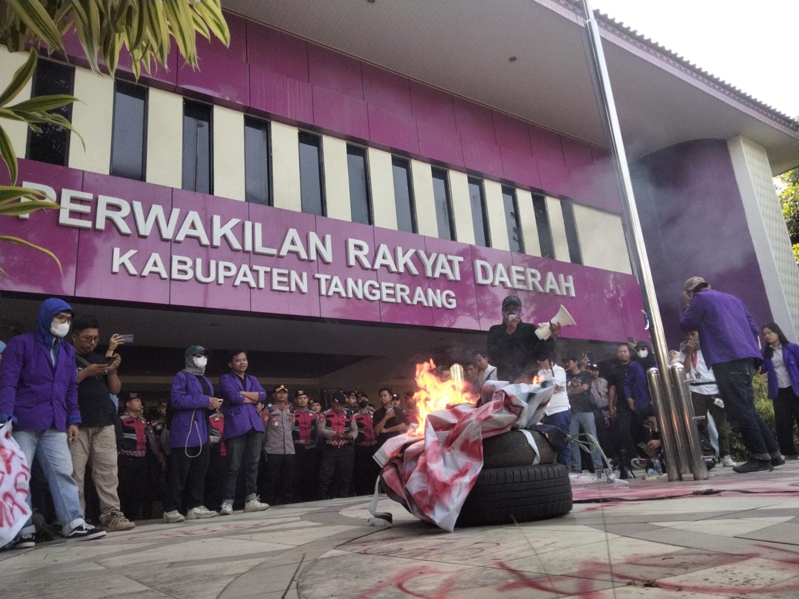 Ricuh di DPRD Tangerang Mahasiswa Demo Coret Gedung Bakar Ban Tuntut Tunjangan DPRD Dicabut