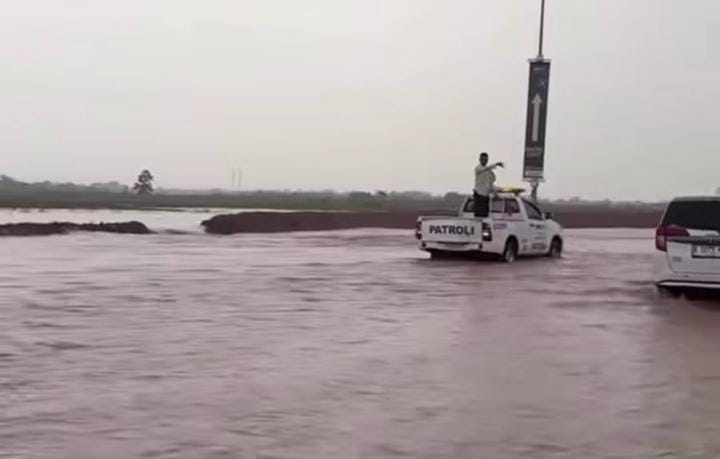 Dilanda Hujan Deras, Sejumlah Titik Akses Jalan BSD Tangerang Tergenang
