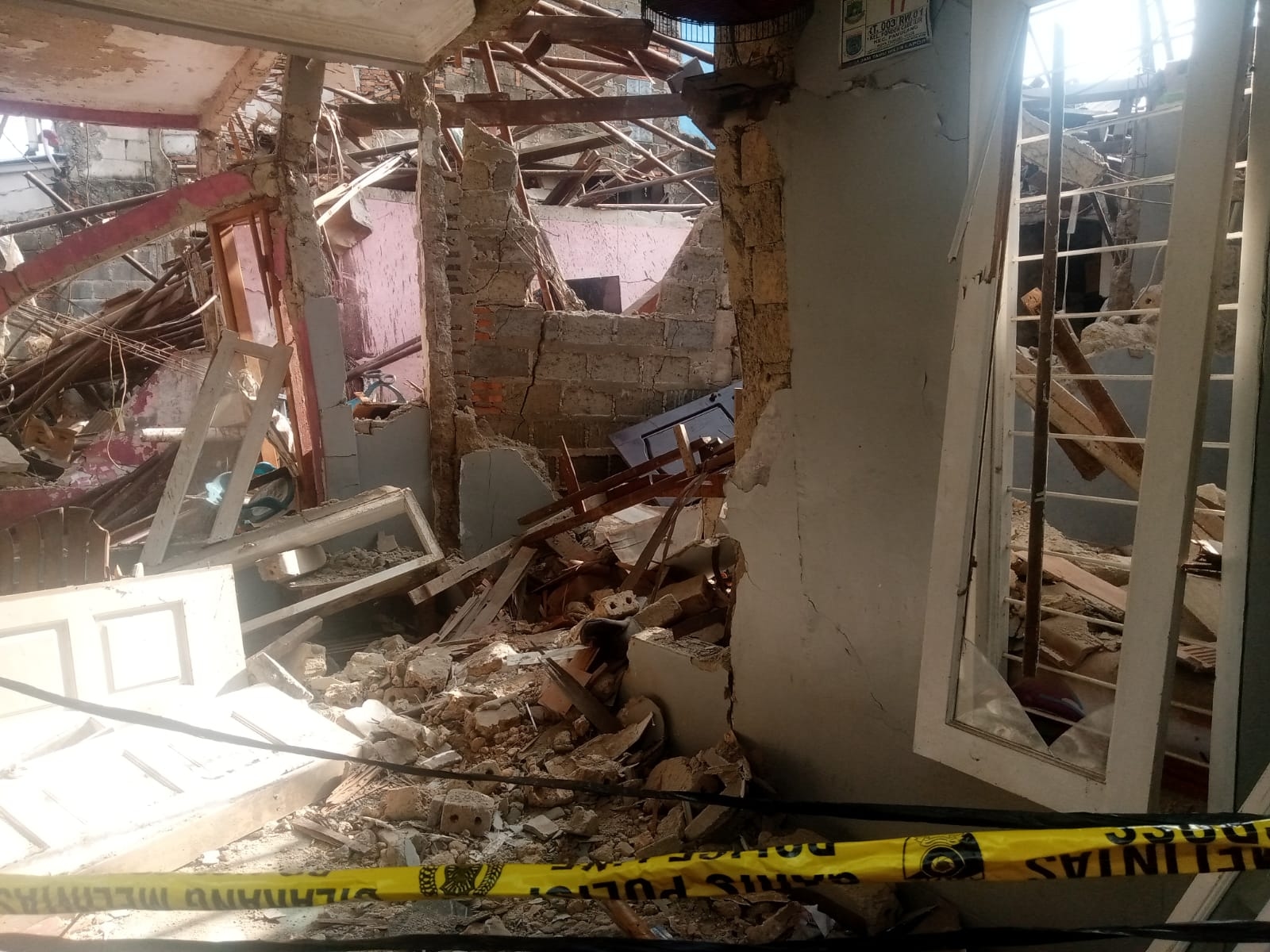 Tiga Rumah Porak-Poranda, Tujuh Warga Luka Akibat Ledakan di Tangsel