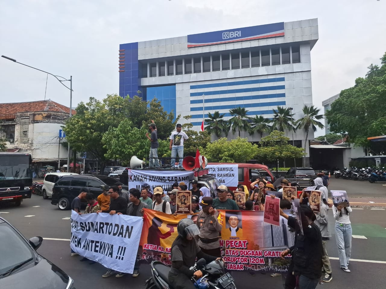 Putusan PK Irfan Suryanagara Diprotes, Mahasiswa Desak DPR dan KY Turun Tangan