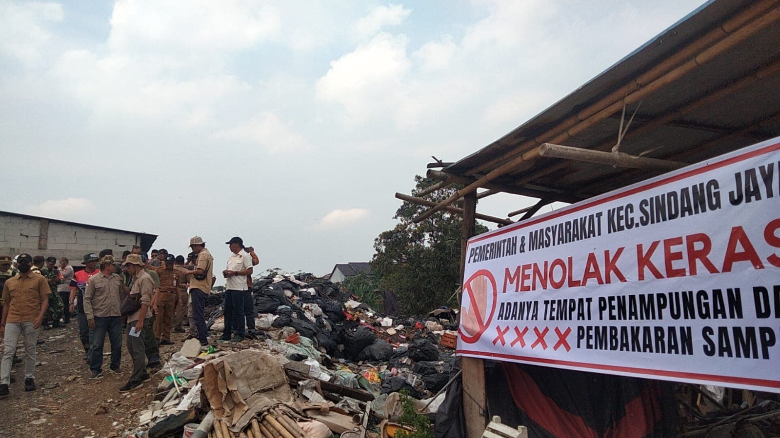 Pemkab Tangerang Segel 81 Lapak Limbah Ilegal di Sindang Jaya