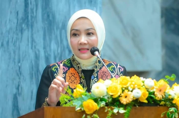 GEGARA APBN! Atalia Praratya Diserbu Santri di Rumah Pribadi: Tuntut Pemecatan karena Dinilai 'MELUKAI' Hati Korban Bencana!