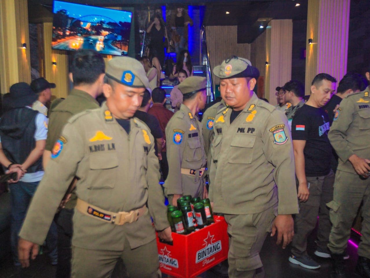 Pol PP Tangsel Gerebek Karaoke di Serpong, Amankan 99 Botol Miras dan 41 LC