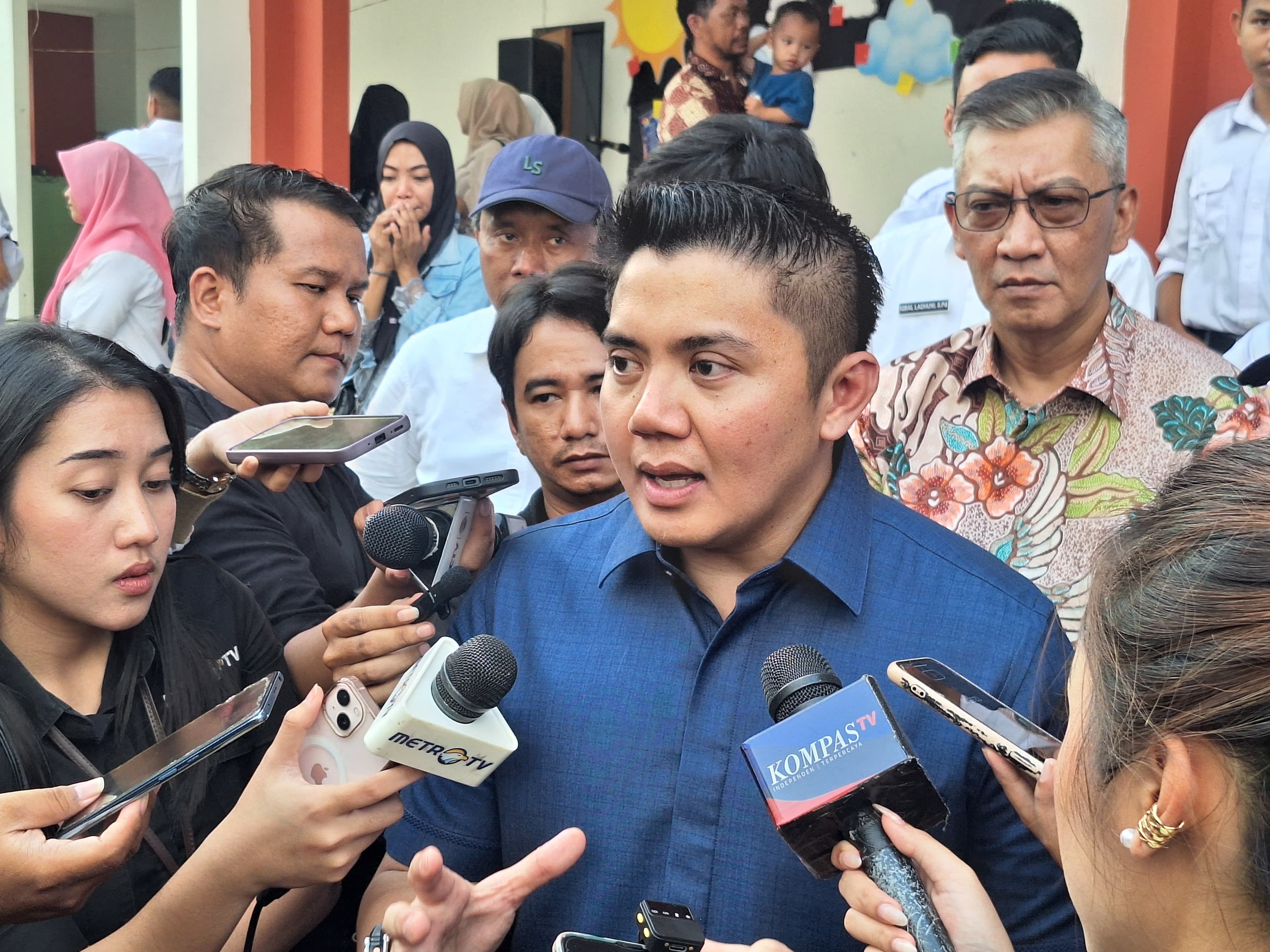 Seskab Teddy Tinjau Sekolah Rakyat 33 Tangsel, Kagum dengan Keterampilan Siswa