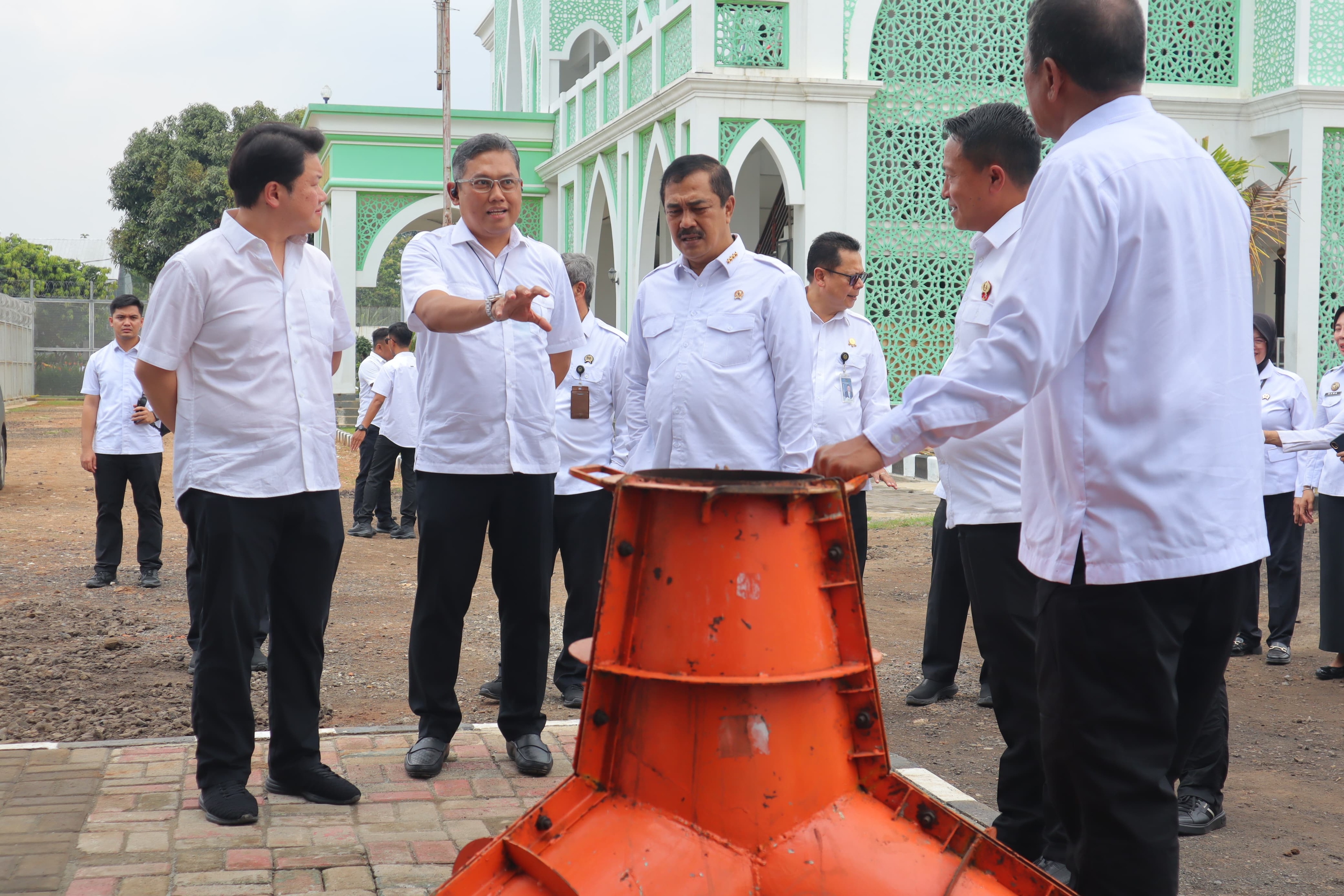 Warga Binaan Lapas Tangerang Hasilkan Paving Blok dari Limbah FABA, Menteri Imipas Beri Apresiasi