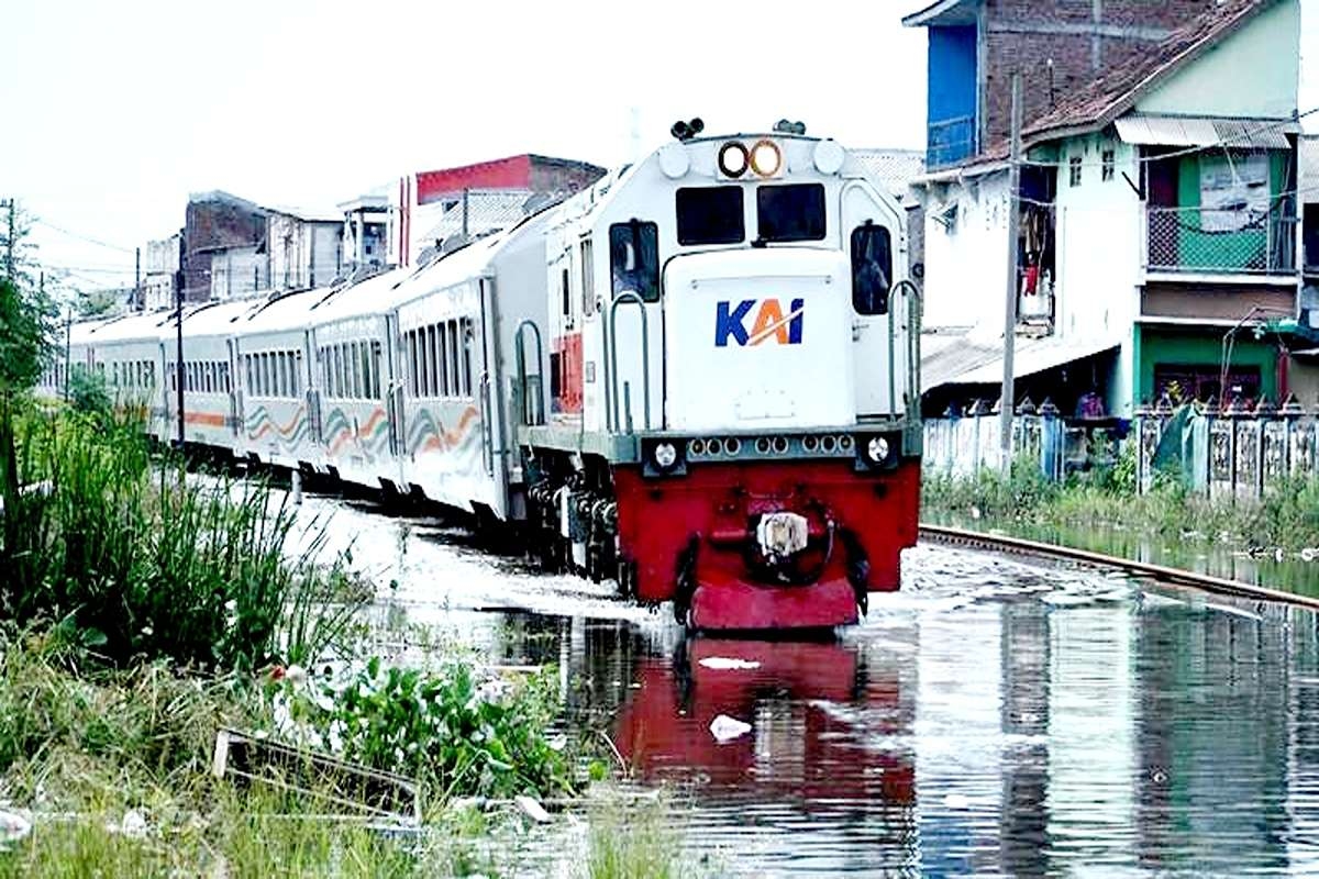 BANJIR LUMPUHKAN SEMARANG! Jadwal Kereta Dibatalkan, KAI Jamin Tiket Penumpang Dikembalikan 100 Persen
