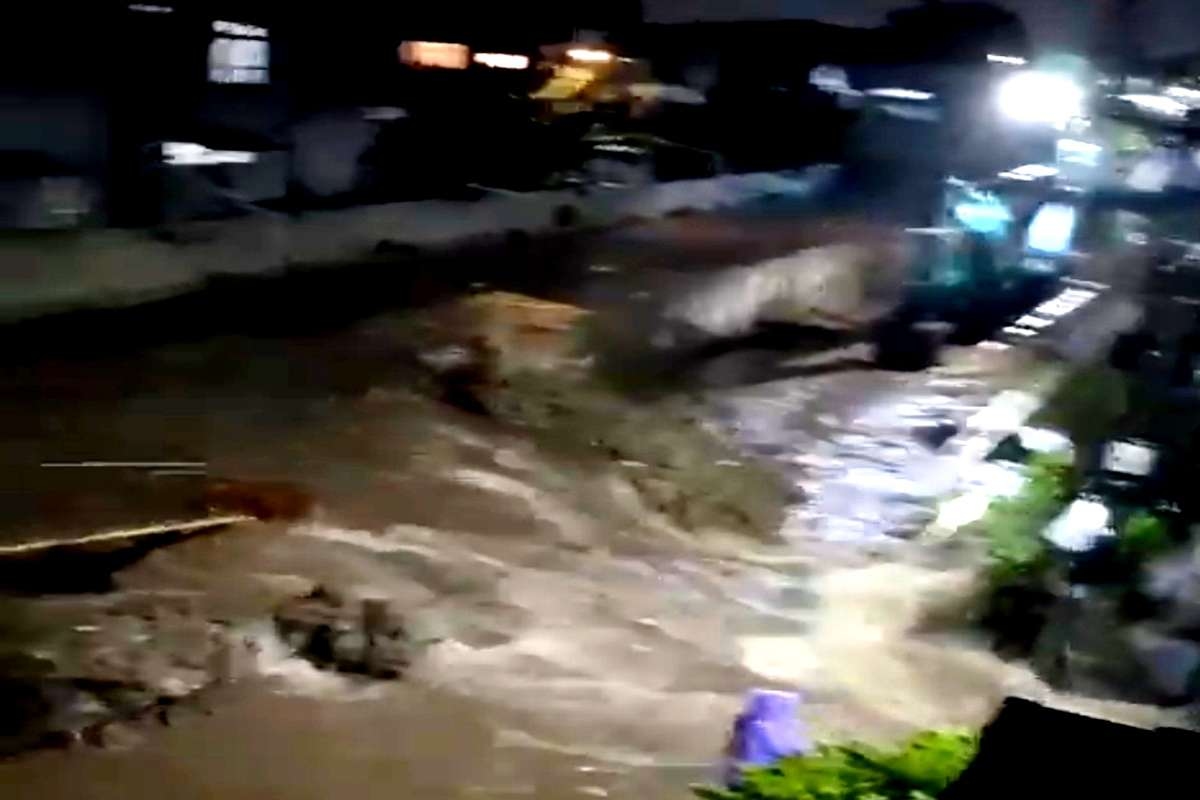 Bencana di Tengah Kota! Tanggul Jebol di Pondok Aren, Ratusan Warga Pondok Kacang Prima Terendam Banjir 30-50 cm