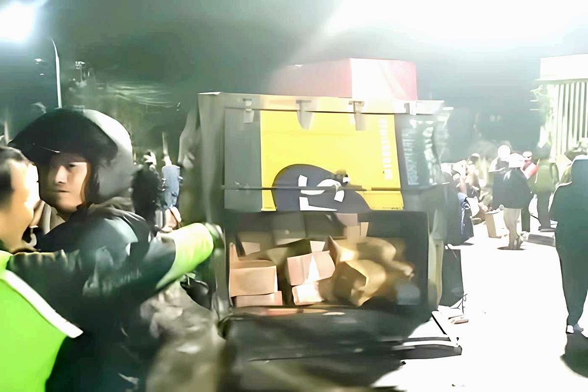 NGERI! Rem Blong di Turunan Maut Banyumanik: Tiga Kendaraan 'Salto' Tutup Total Jalan Semarang-Solo