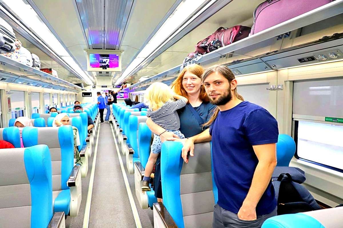 Lonjakan Fantastis! Kereta Api Indonesia (KAI) Diserbu Ratusan Ribu Turis Asing, Tembus Angka Rekor 2025!