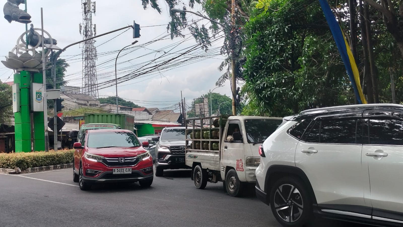 Kemacetan Parah di Depan Kantor Kecamatan Cipondoh, Pengendara Keluhkan Akses Jalan yang Sempit