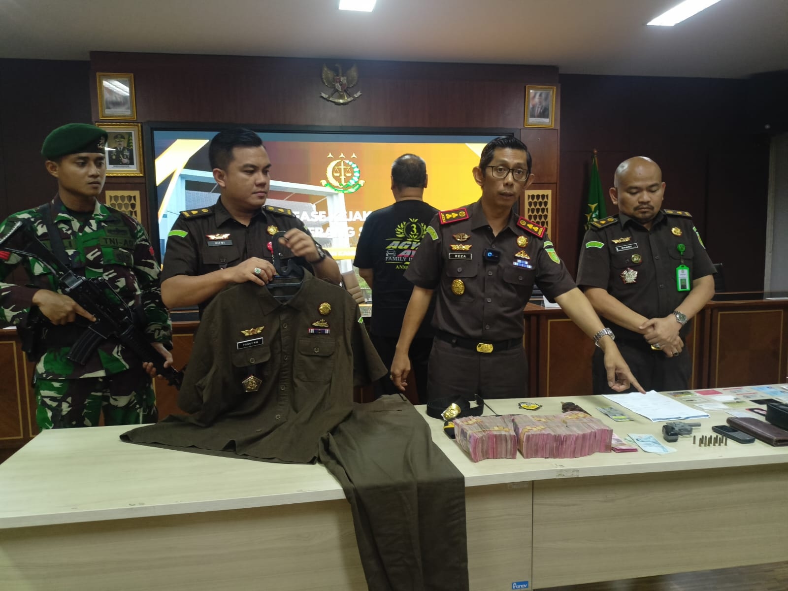 Jaksa Gadungan Ditangkap di Pamulang, Bawa Uang Rp310 Juta dan Senpi Berisi Peluru Aktif