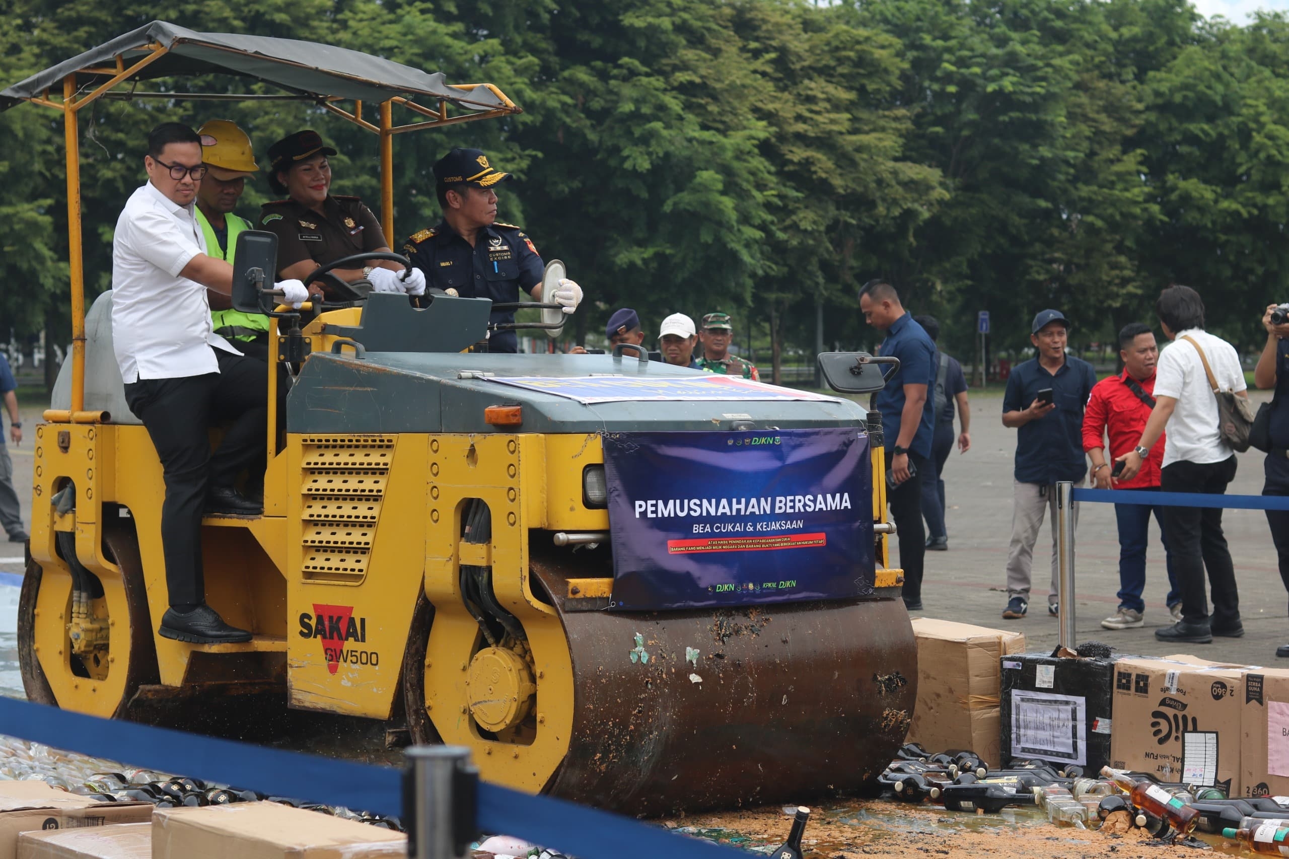 Bea Cukai Banten dan Kejaksaan Musnahkan Barang Kena Cukai Ilegal Senilai Rp53,76 Miliar