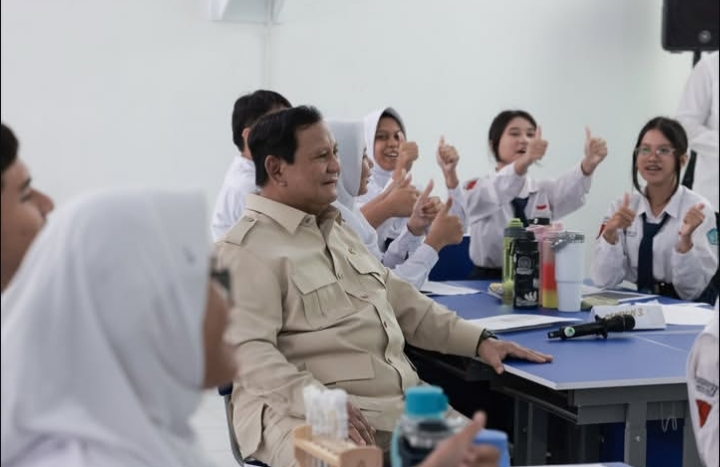 Alasan Mengejutkan Prabowo Pilih SMPN 4 Bekasi untuk Peluncuran Smartboard Nasional