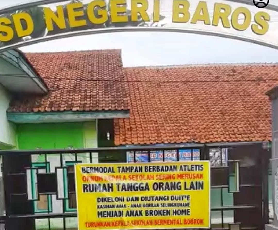 HEBOH! Spanduk Misterius di Pagar Sekolah SD di Pekalongan: Tuduhan Serius 'Rusak Rumah Tangga' Guncang Dunia Pendidikan!