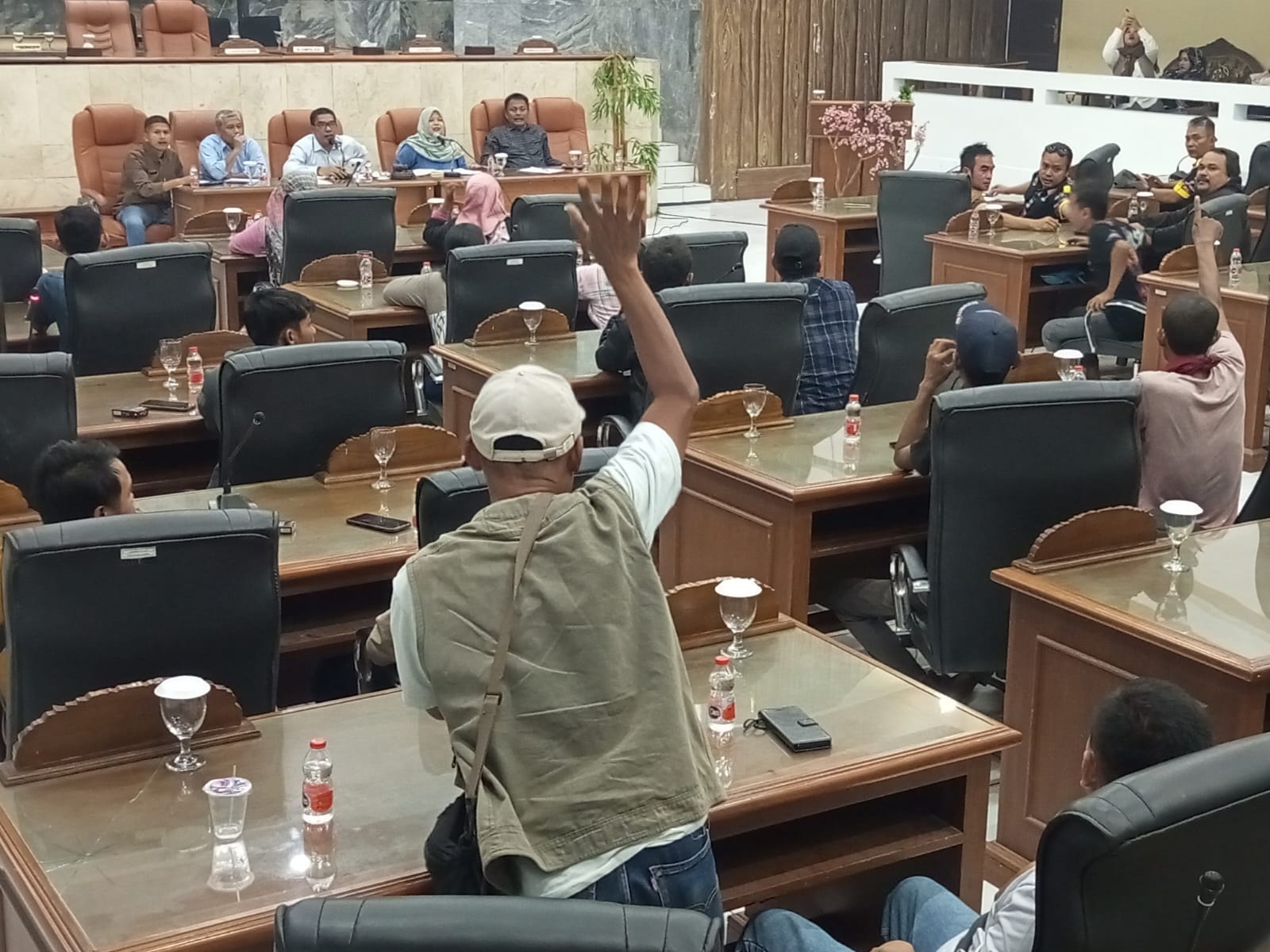 PKL Pasar Semi Keluhkan Fasilitas Umum, Pedagang Duduki gedung DPRD Sampaikan Aspirasi