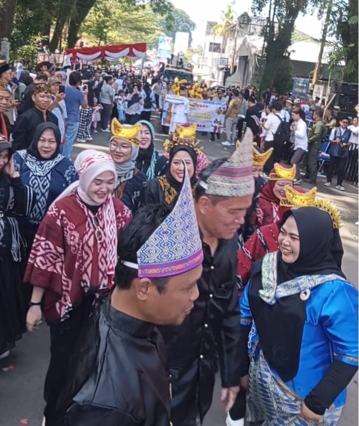 HUT Lebak ke-197, Kadindik Gaungkan Komitmen Pendidikan 'Lebak Ruhay' di Acara Pawai Budaya