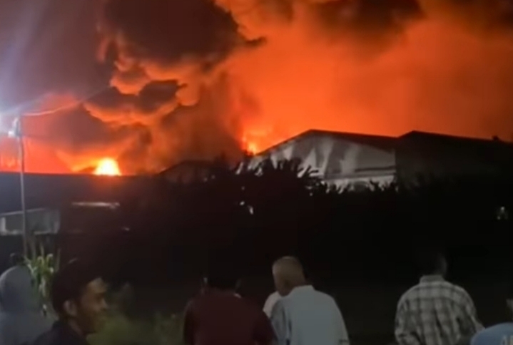 Kebakaran di Kawasan Pabrik Dua Kelinci, Upaya Pemadaman Masih Berlanjut