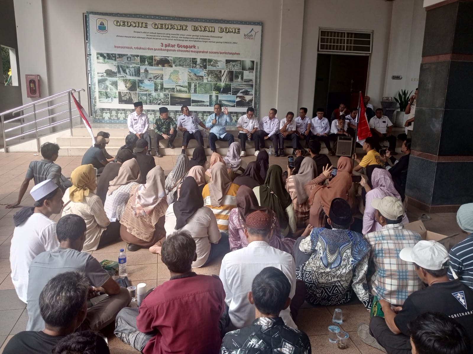 Diminta Bersumpah, Warga Huntara Datangi Kantor Pemda Todong Wabup Lebak Tuntaskan Huntap