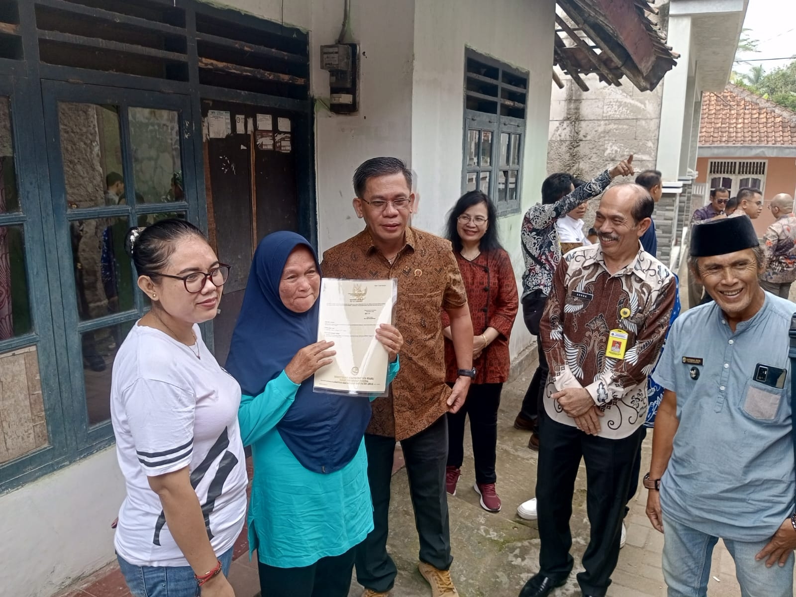 BPN Kanwil Banten Serahkan Sertifikat PTSL Pada Masyarakat Secara Door to Door, Program PTSL Berhasil Lampaui Target
