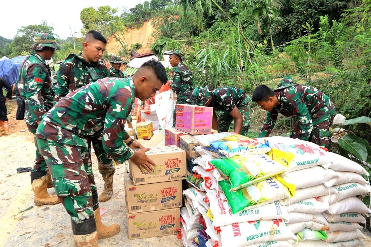 MENEMBUS JALAN MEMATIKAN: Prajurit TNI AD Pikul Ratusan Kilo Bantuan, 5 KM ke Desa Teris