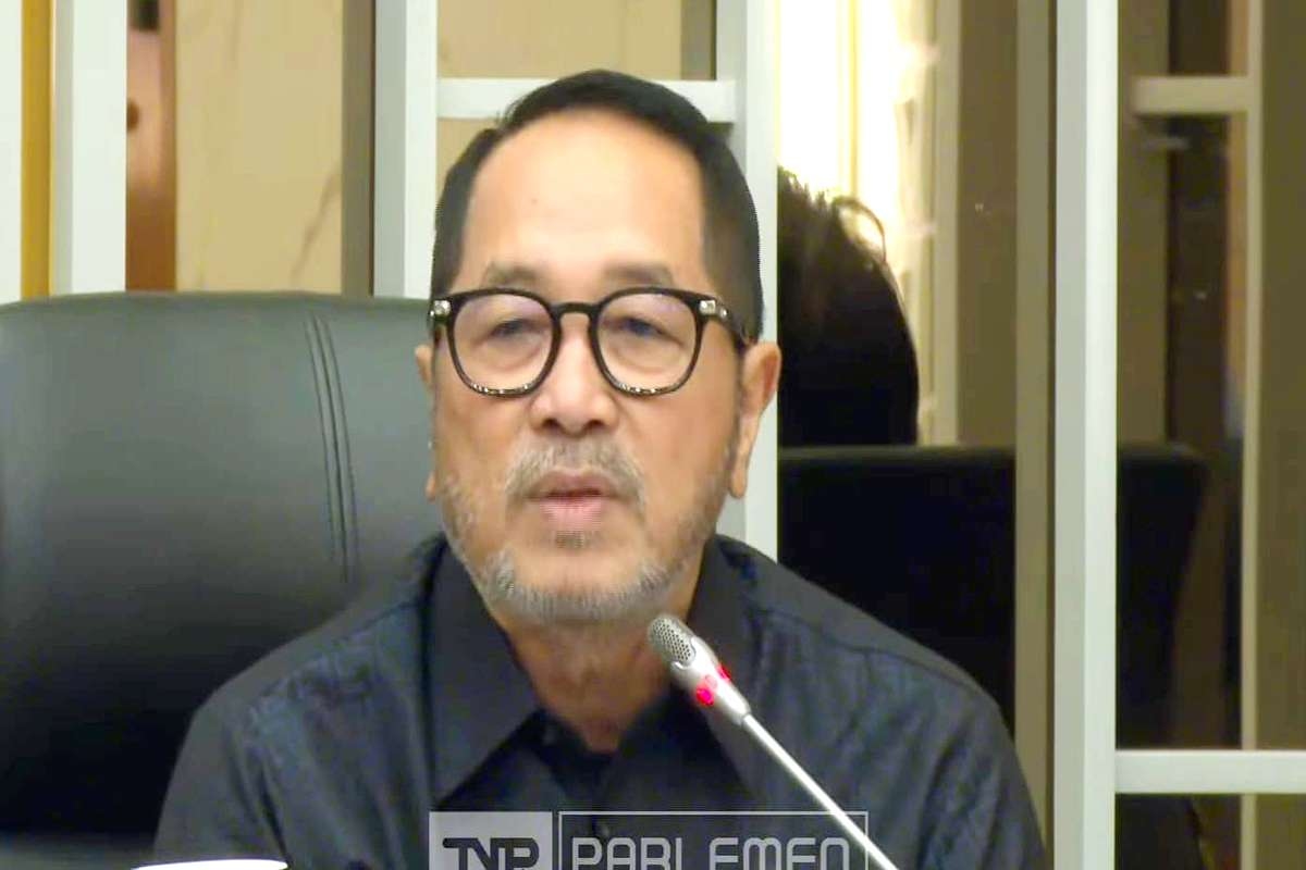 Sorotan Tajam DPR: Aksi Lempar Beras dari Helikopter Cederai Martabat Korban, Bantuan Rusak Tak Bermanfaat!