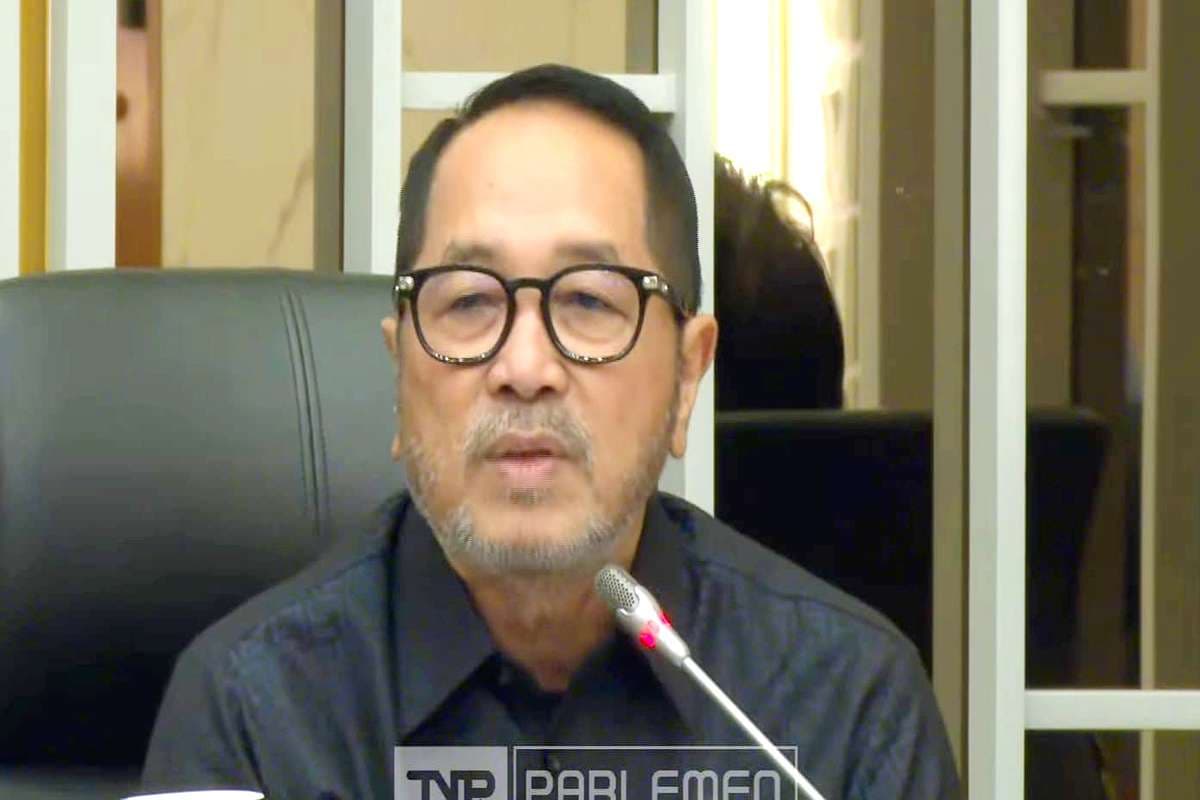 Sorotan Tajam DPR: Aksi Lempar Beras dari Helikopter Cederai Martabat Korban, Bantuan Rusak Tak Bermanfaat!